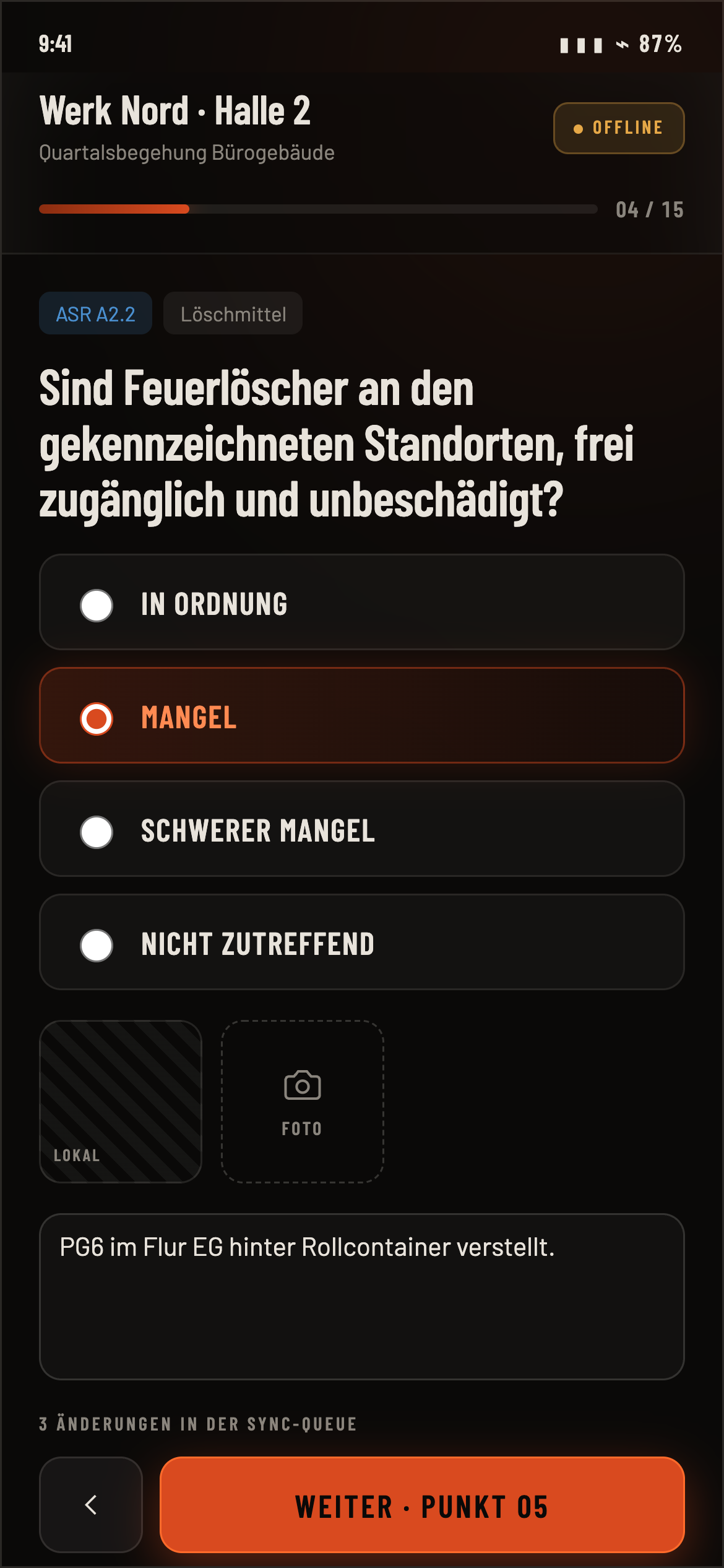 Begehung am Handy: Prüfpunkt Feuerlöscher mit Bewertung, Foto und Notiz, dazu drei Änderungen in der Sync-Queue